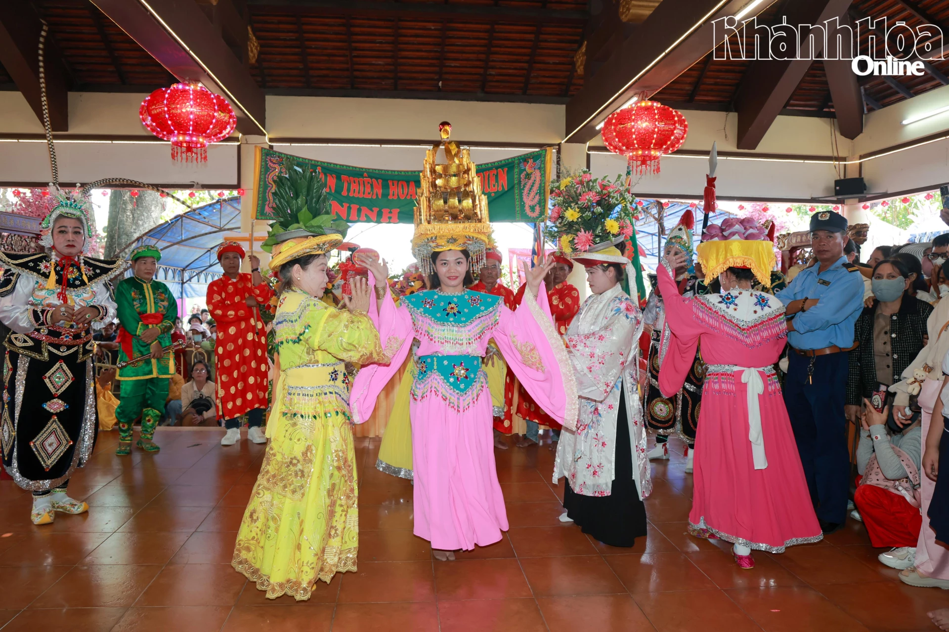 Một đoàn thực hành tín ngưỡng thờ Mẫu biểu diễn múa bóng trong lễ hội Am Chúa.