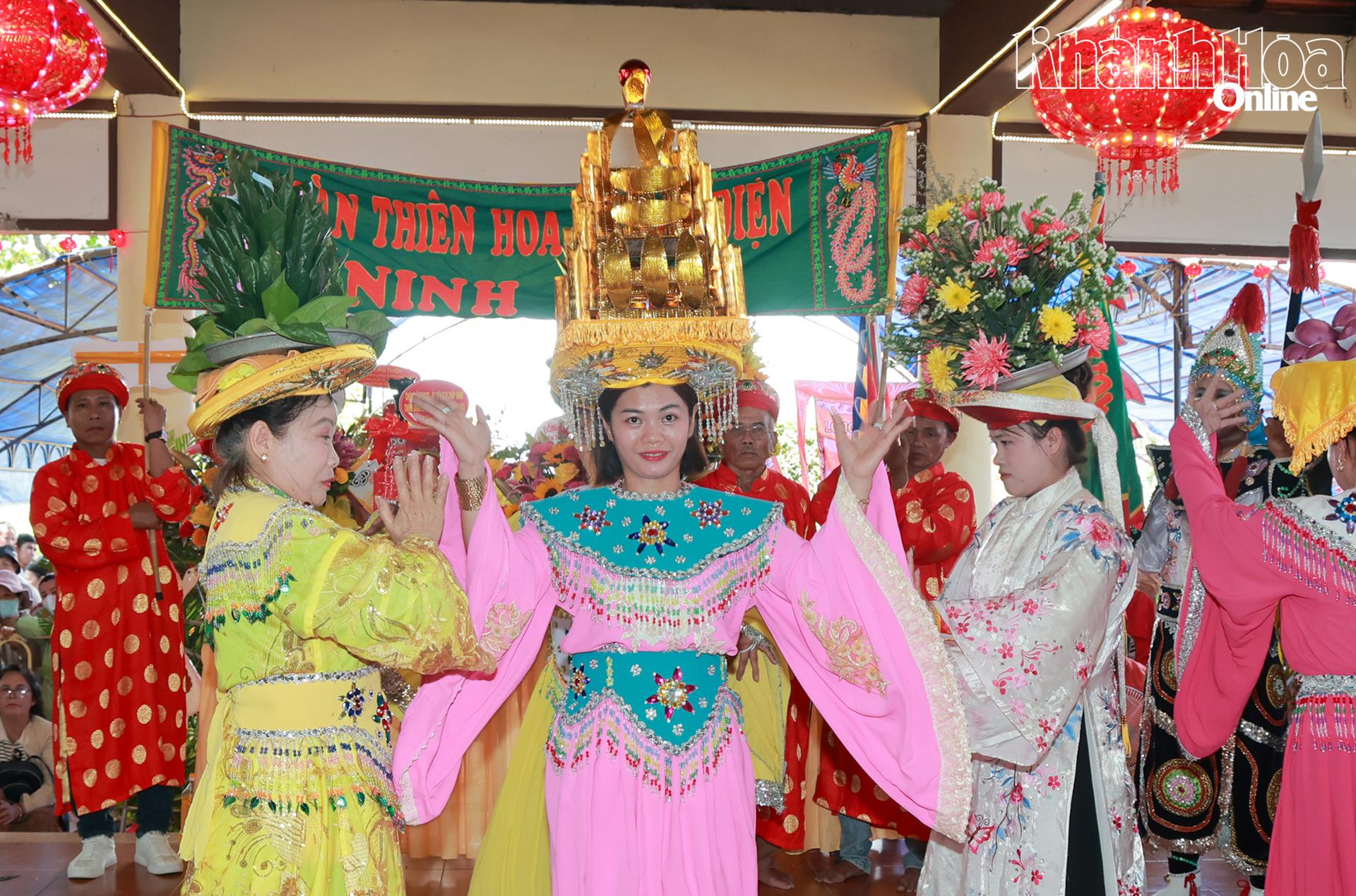 Rộn ràng khai hội Am Chúa