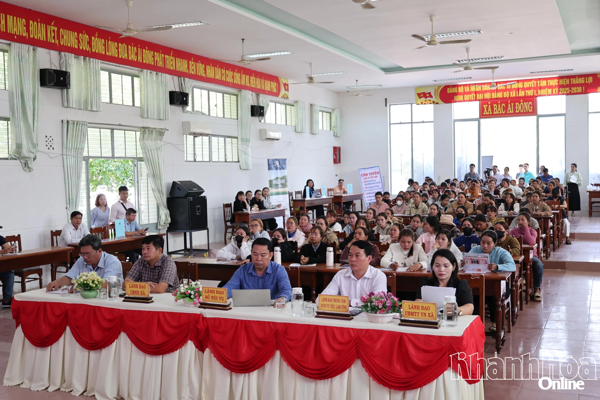 Các đại biểu và lao động địa phương tham gia phiên giao dịch.