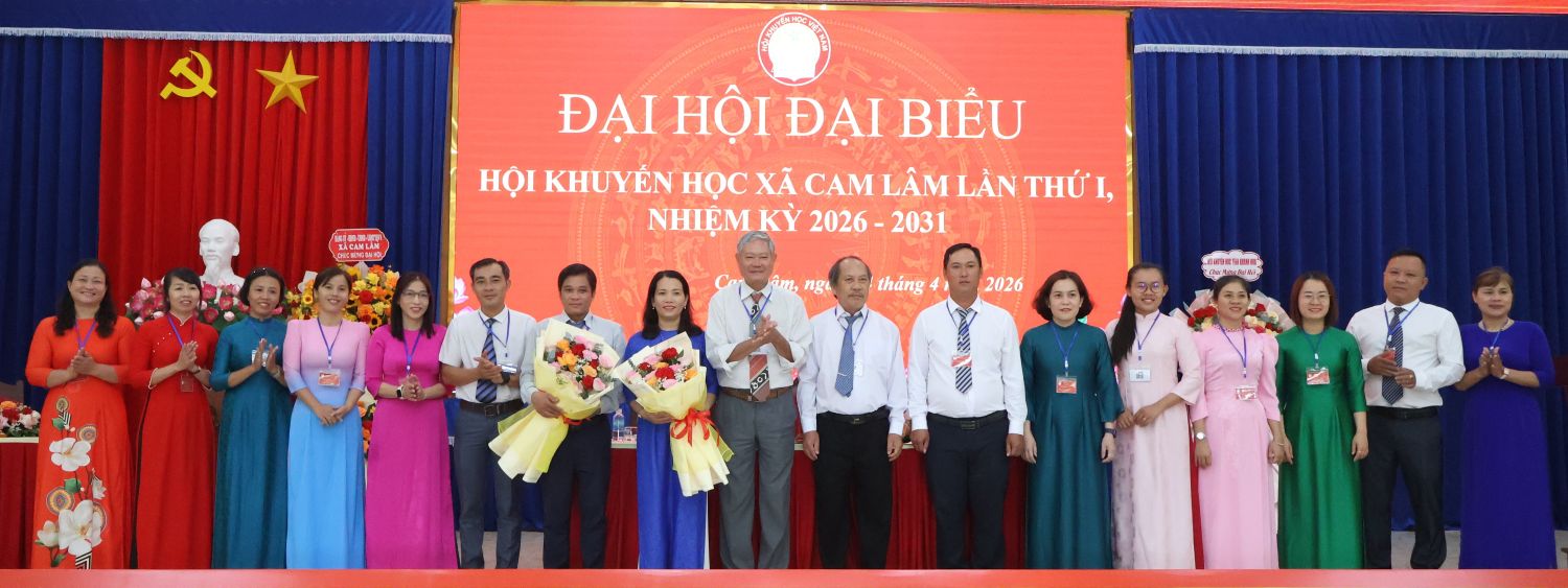 Lãnh đạo Hội Khuyến học tỉnh và xã Cam Lâm tặng hoa chúc mừng Ban Chấp hành Hội Khuyến học xã nhiệm kỳ 2026 - 2031.