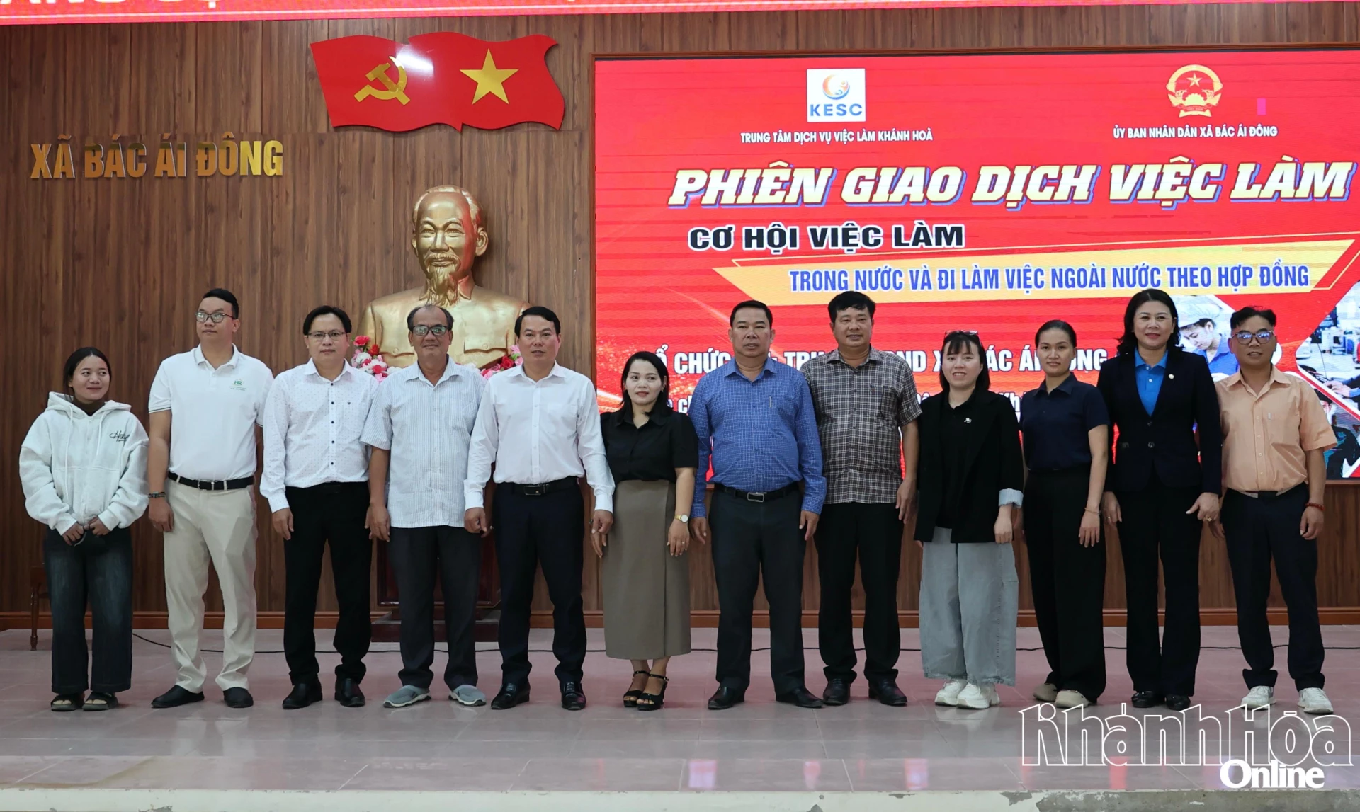 Các đại biểu cùng lao động tham gia phiên giao dịch chụp hình lưu niệm.