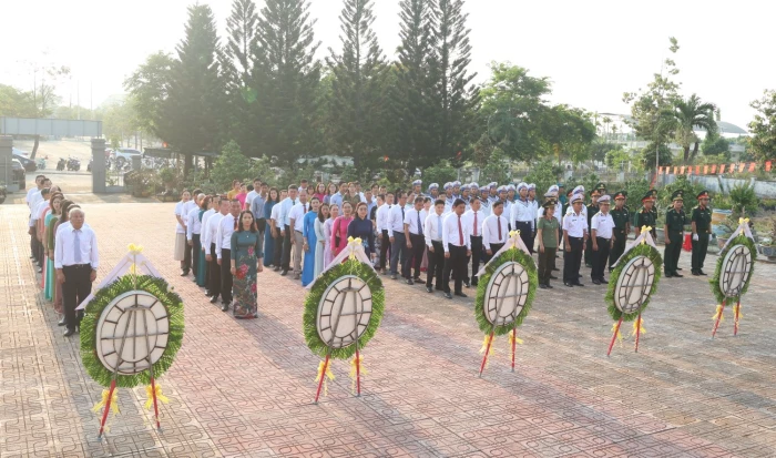 Xã Cam Lâm đặt vòng hoa, dâng hương viếng Đài tưởng niệm liệt sĩ xã