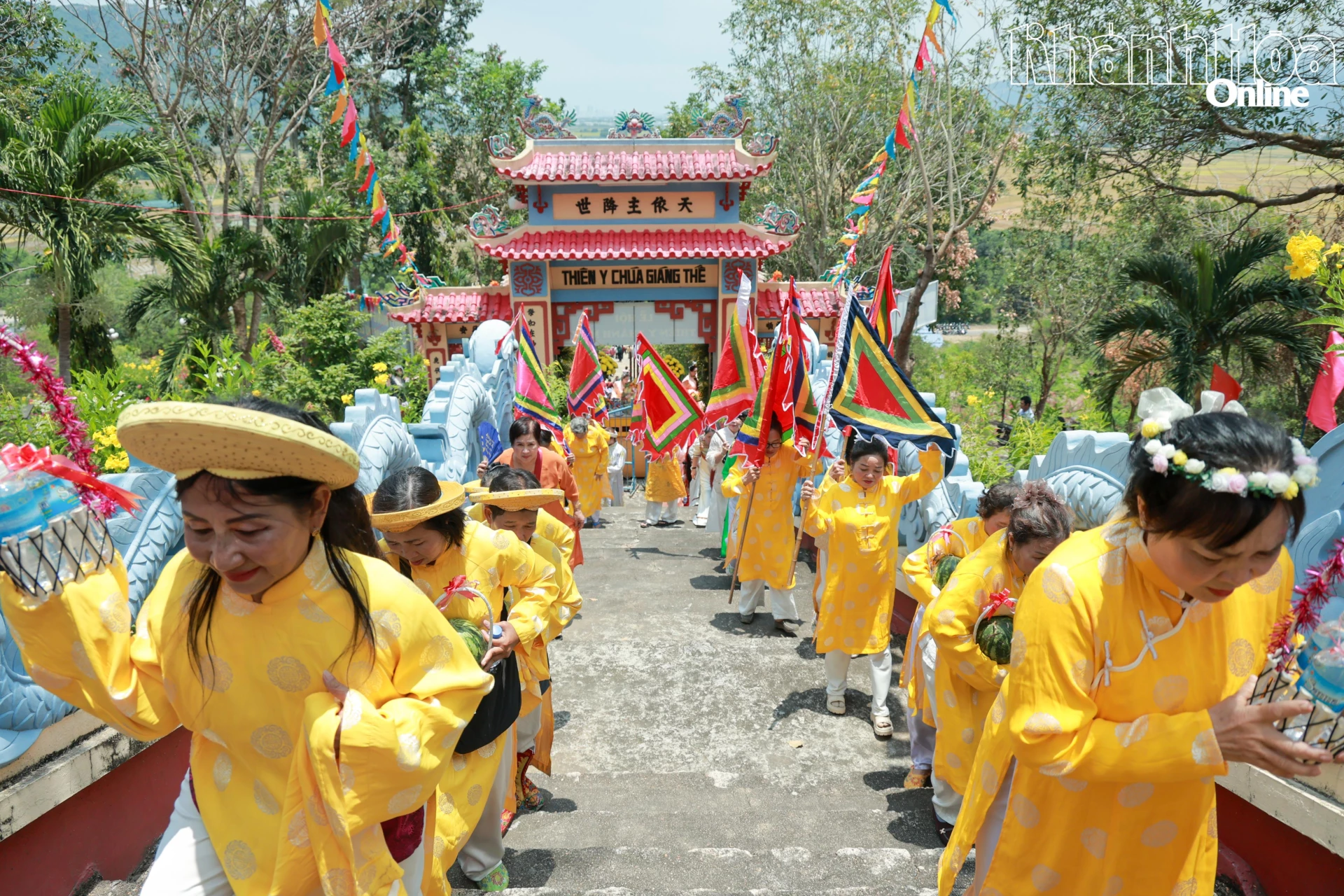 Khách hành hương về tham dự lễ hội Am Chúa.