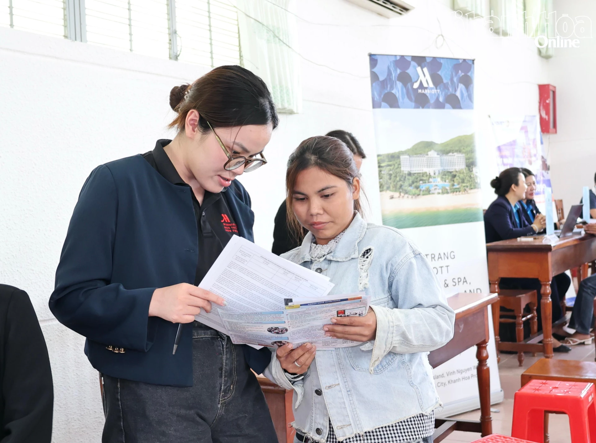 Lao động xã Bác Ái Đông nghe tư vấn về các nhu cầu tuyển dụng của doanh nghiệp.