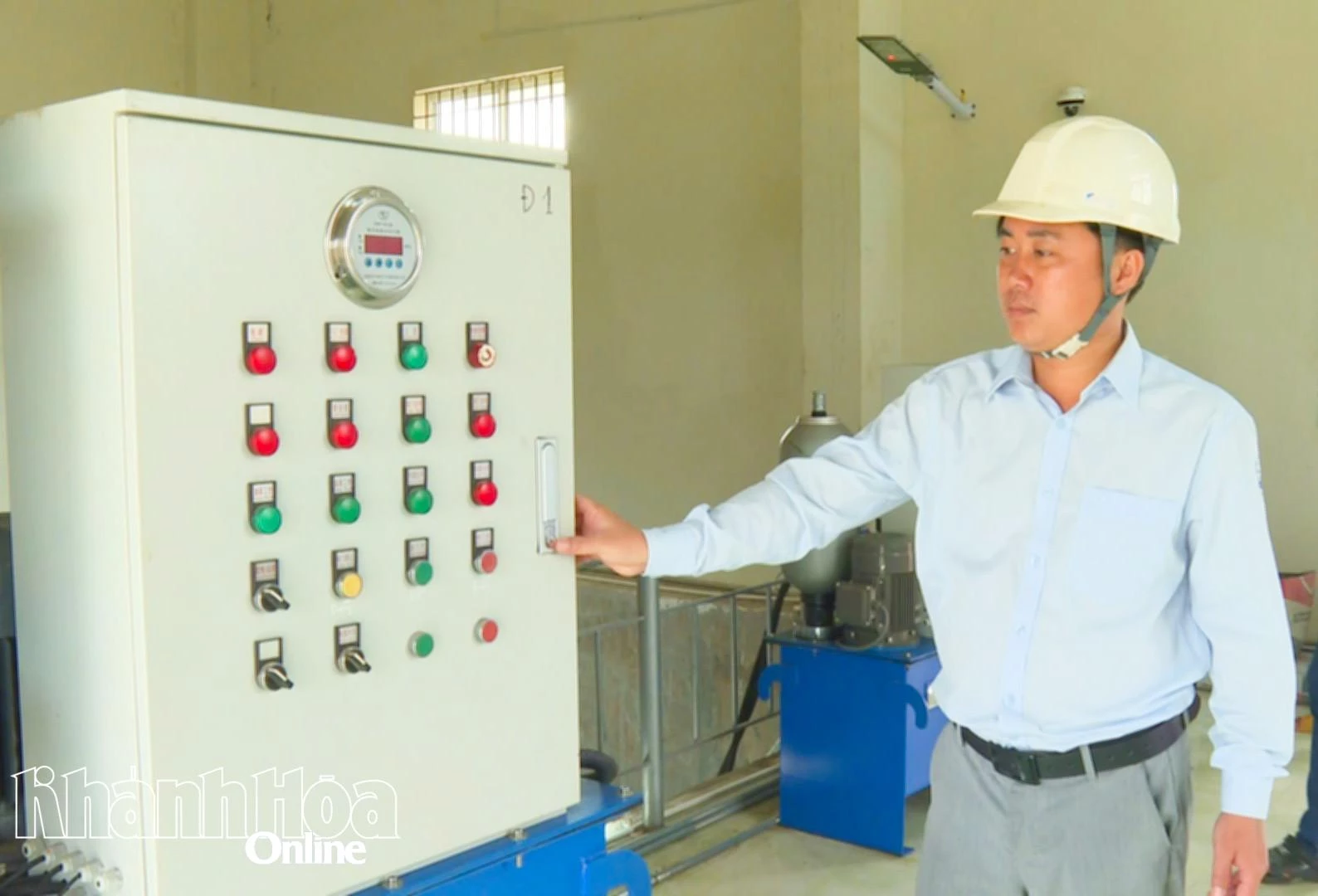 Nhân viên vận hành tủ điều khiển hệ thống công trình thủy lợi hồ Sông Cái (xã Bác Ái Tây). 