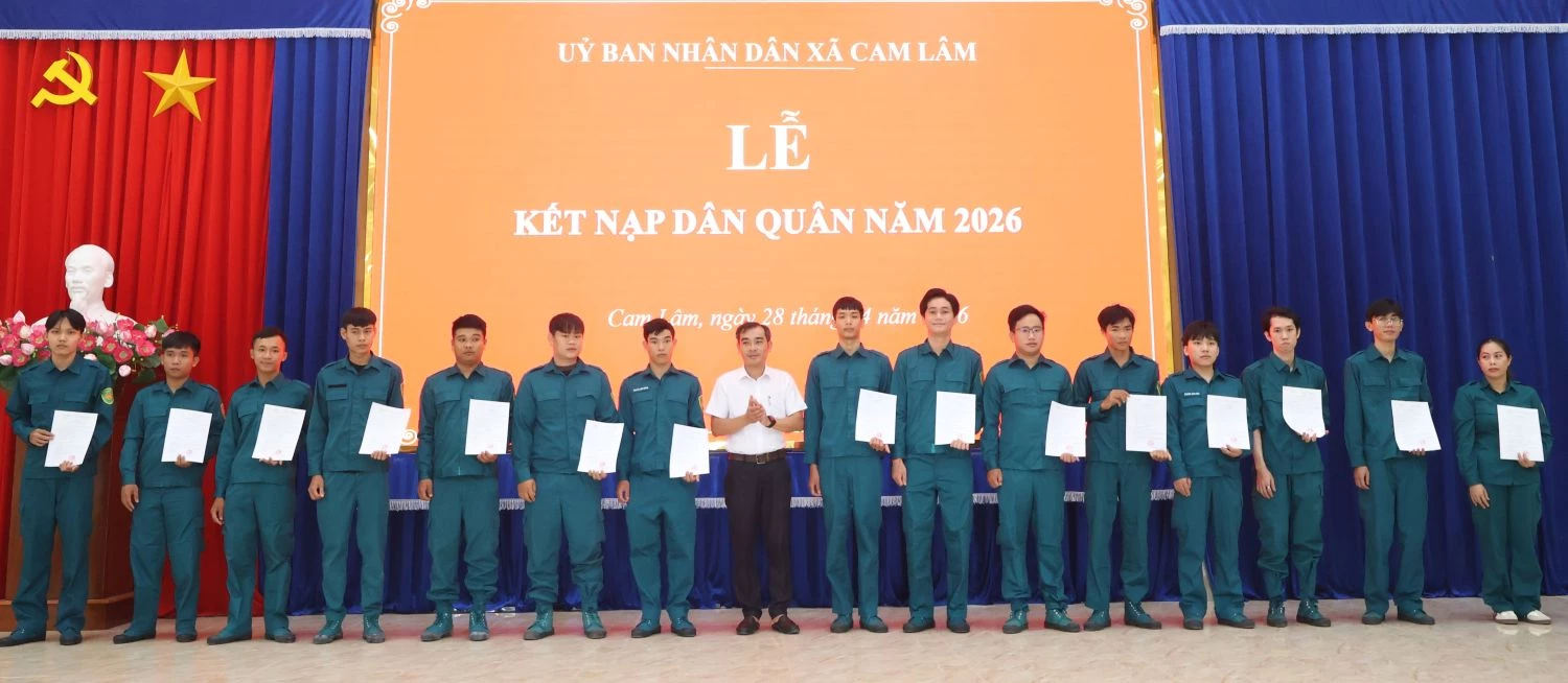 Lãnh đạo UBND xã trao quyết định kết nạp dân quân mới.