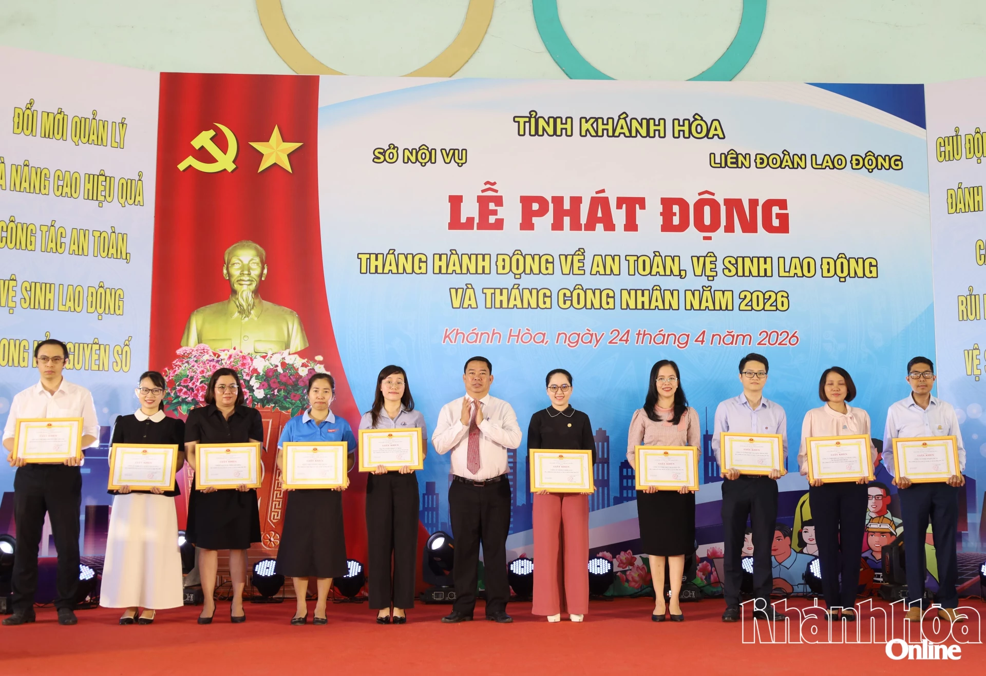 Các tập thể, cá nhân nhận giấy khen của Sở Nội vụ.