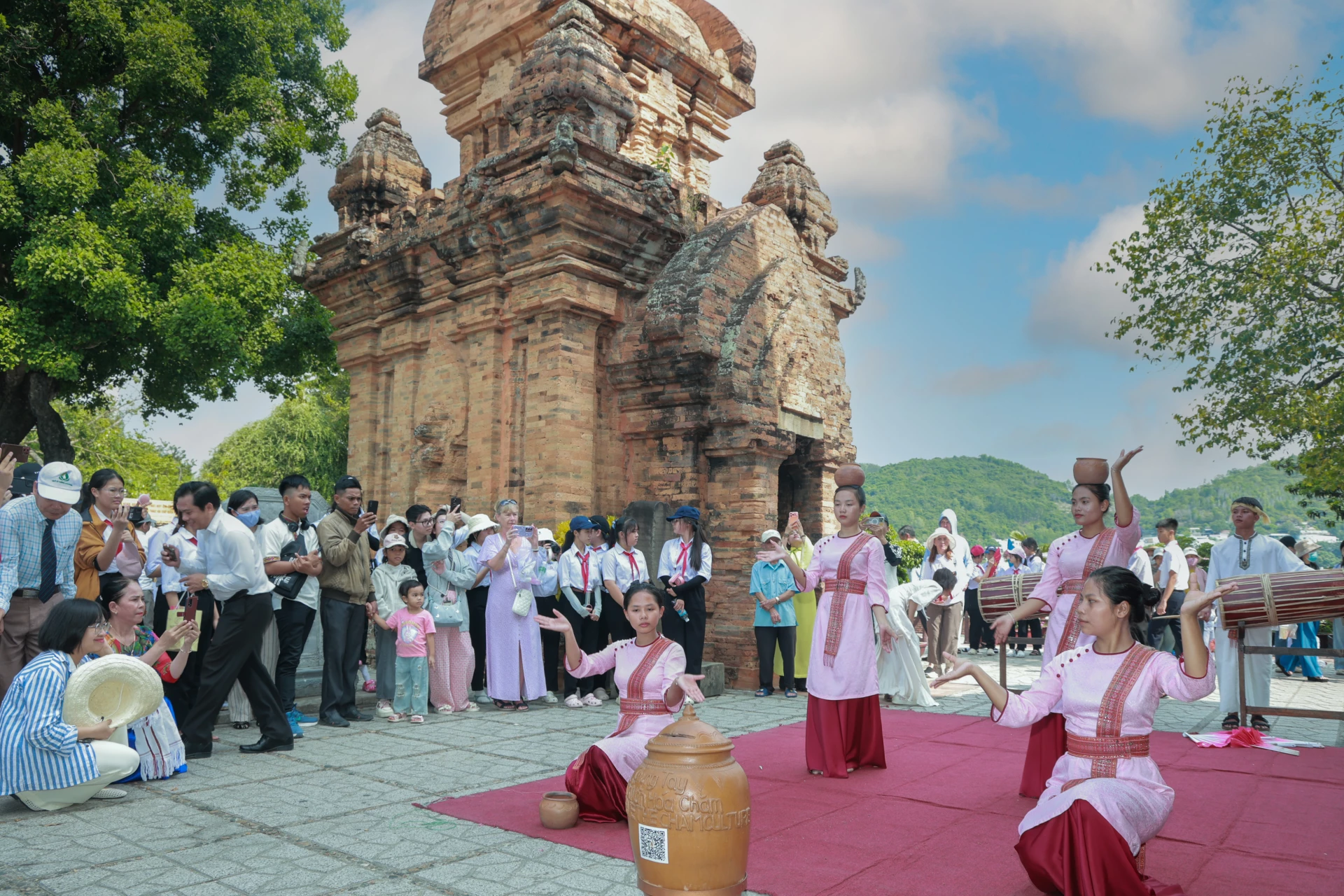 Trải nghiệm di sản văn hóa dưới chân tháp cổ