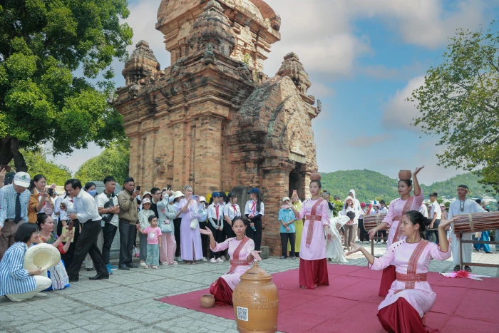 Trải nghiệm di sản văn hóa dưới chân tháp cổ
