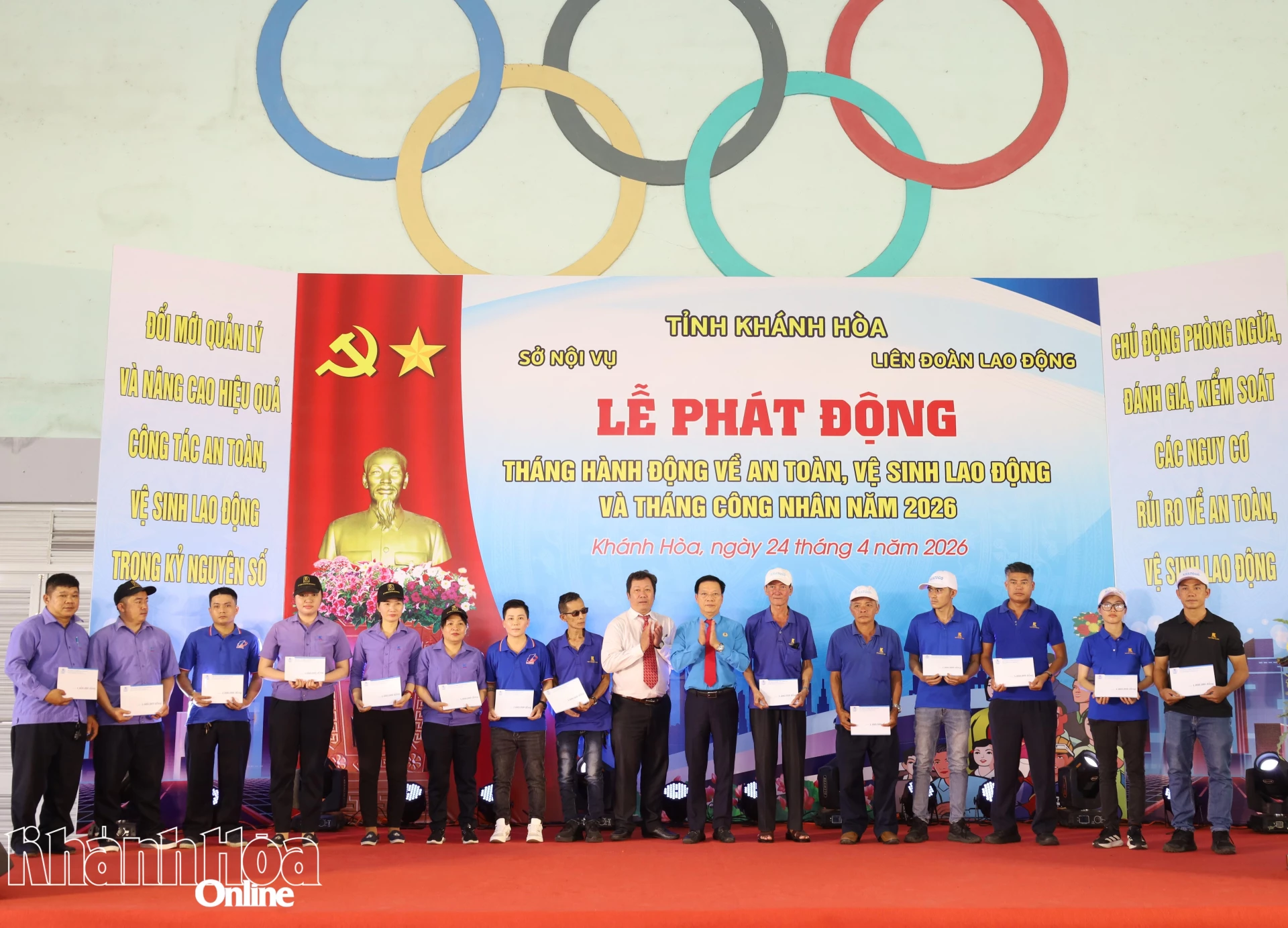 Đại diện lãnh đạo các cơ quan, đơn vị tặng quà cho công nhân, người lao động có hoàn cảnh khó khăn.