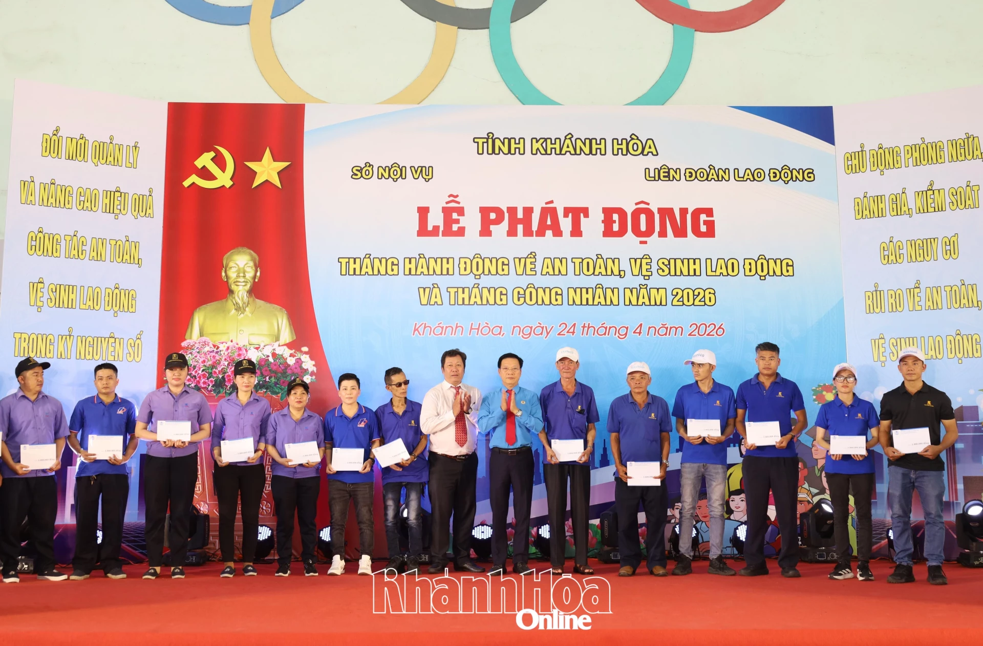 Lãnh đạo Liên đoàn Lao động tỉnh và các đại biểu trao hỗ trợ cho công nhân có hoàn cảnh khó khăn tại lễ phát động Tháng hành động an toàn vệ sinh, lao động và Tháng Công nhân năm 2026.