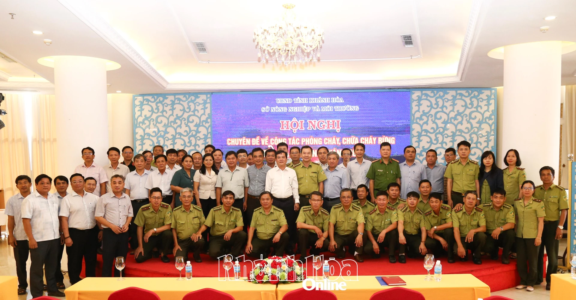 Các đại biểu tham dự hội nghị chụp hình lưu niệm