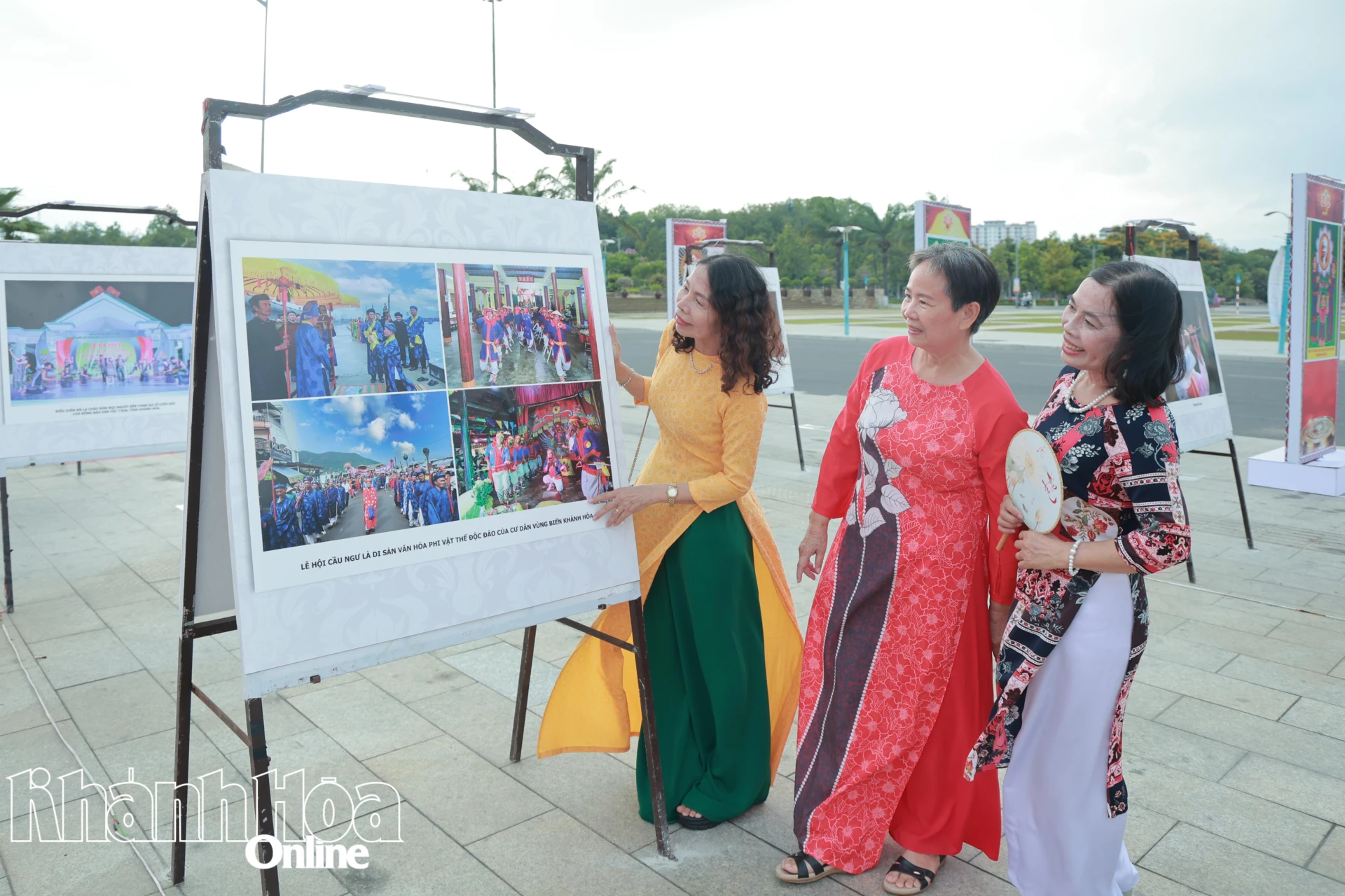 Người dân xem ảnh được giới thiệu tại triển lãm “Sắc màu văn hóa các dân tộc Việt Nam”.