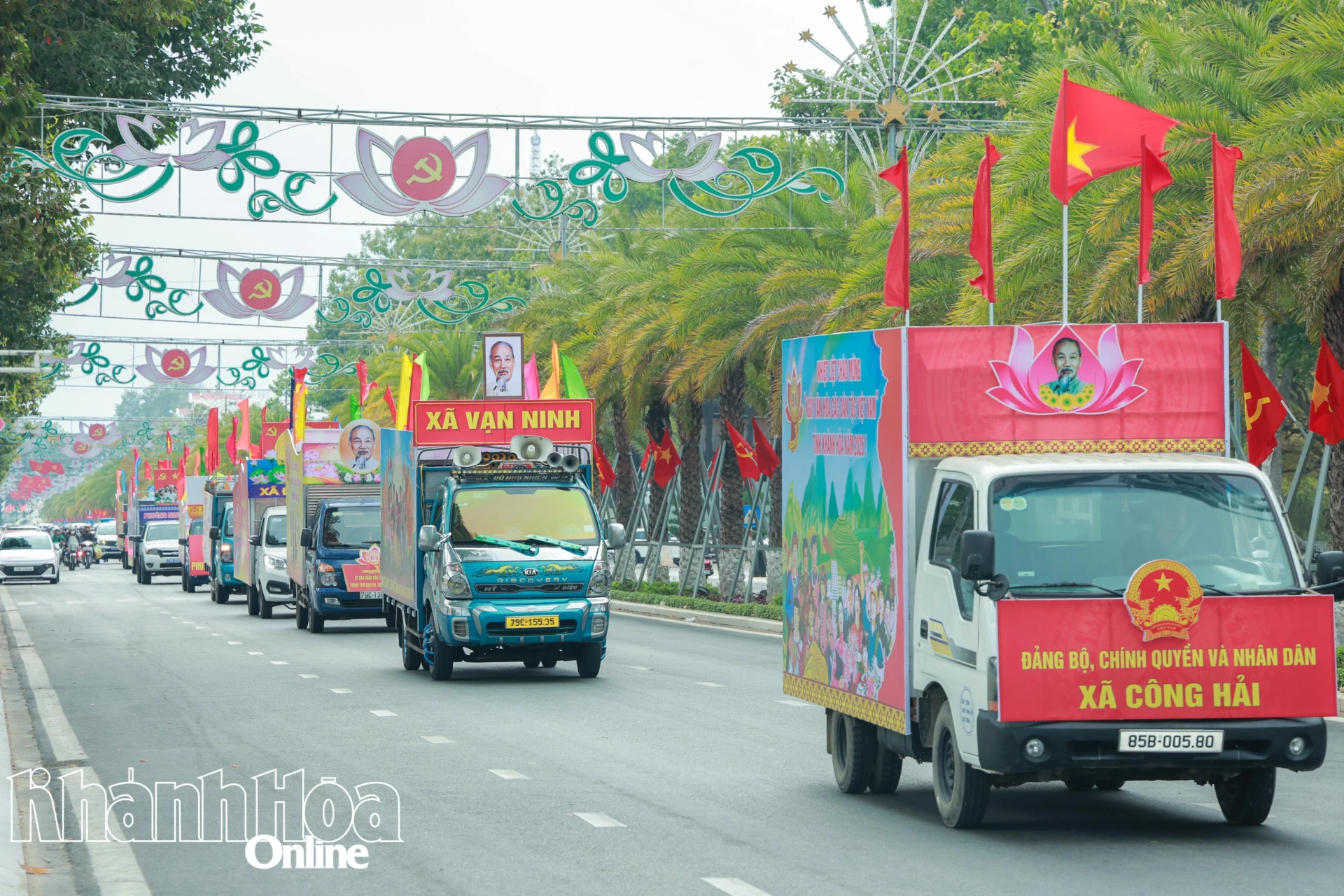 Đội hình xe tuyên truyền lưu động diễu hành trên các tuyến phố.