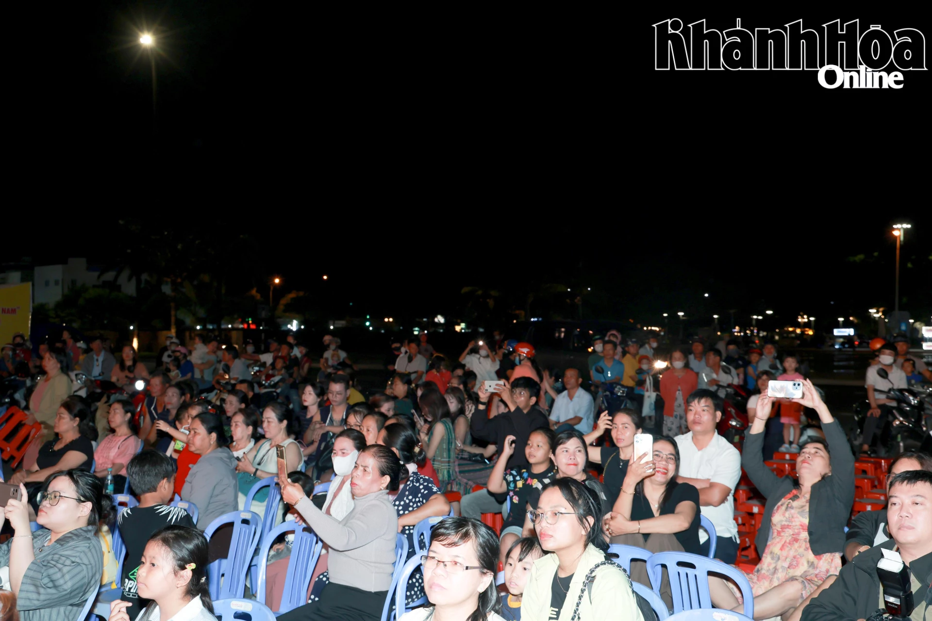 Rất đông khán giả có mặt tại Quảng trường 16 tháng 4 để xem các tiết mục biểu diễn nghệ thuật.