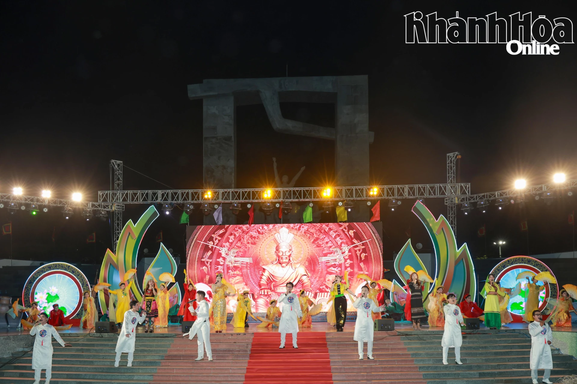 Tiết mục hát múa “Bản hùng ca chim lạc – Khánh Hòa một khúc ca” chào mừng Ngày Văn hóa các dân tộc Việt Nam.