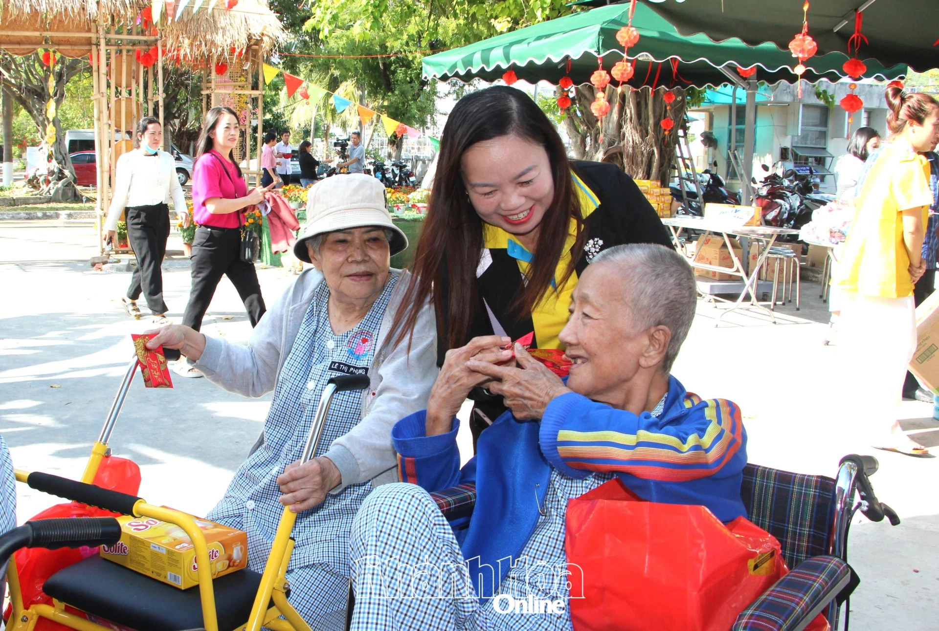 Các cơ quan, đơn vị, nhà hảo tâm thăm hỏi, tặng quà cho người khuyết tật tại Trung tâm Bảo trợ xã hội và Công tác xã hội tỉnh.