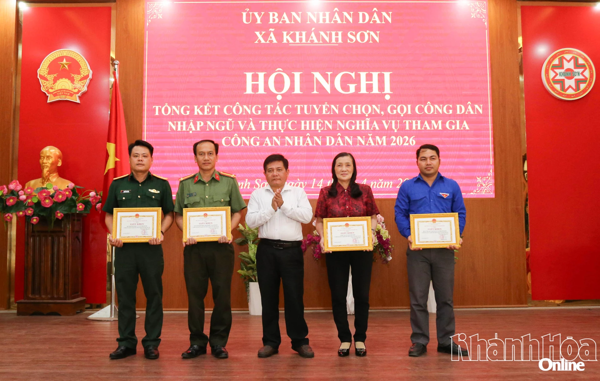 Ông Mẫu Thái Phương - Bí thư Đảng ủy, Chủ tịch HĐND xã Khánh Sơn trao giấy khen cho các tập thể