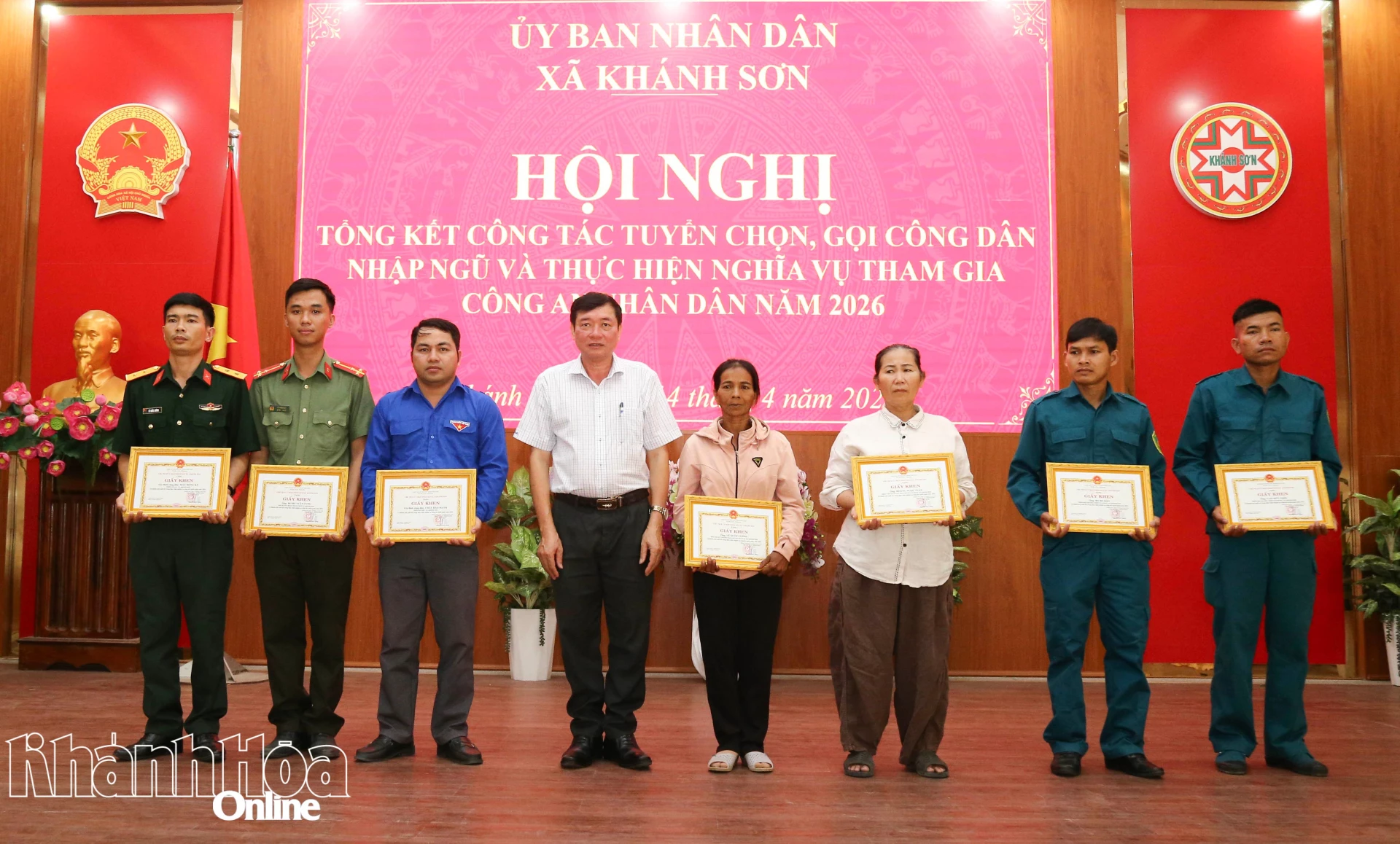 Ông Nguyễn Quốc Đông - Chủ tịch UBND xã Khánh Sơn trao giấy khen cho các cá nhân