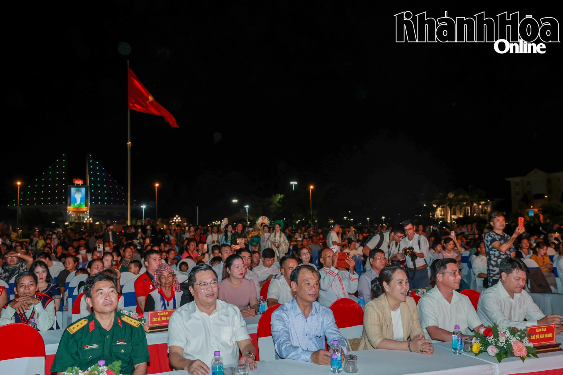 Các đại biểu tham dự buổi khai mạc.