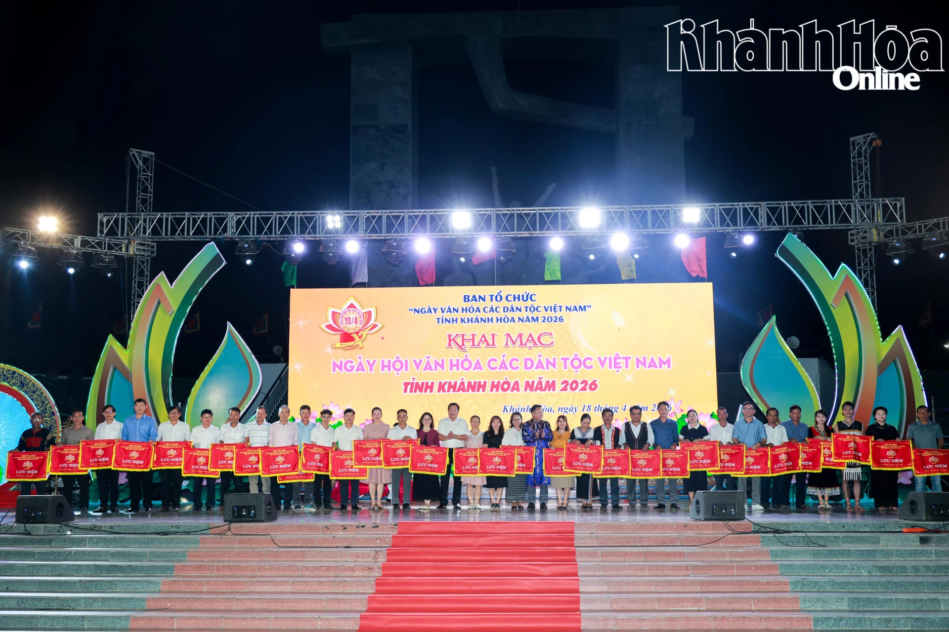 Ban tổ chức trao cờ lưu niệm cho các xã, phường tham gia Ngày Văn hóa các dân tộc Việt Nam.