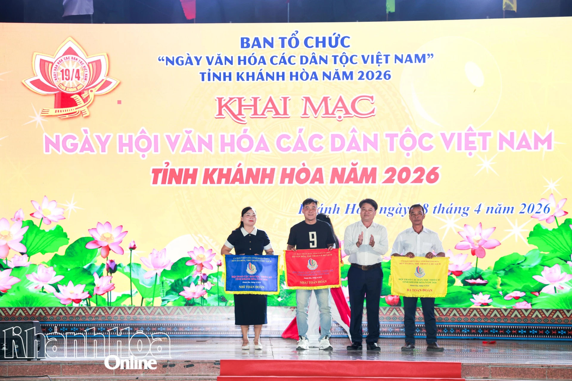 Đại diện Sở Văn hóa, Thể thao và Du lịch trao giải toàn đoàn cho các địa phương đạt thành tích xuất sắc trong Hội thao các dân tộc thiểu số.