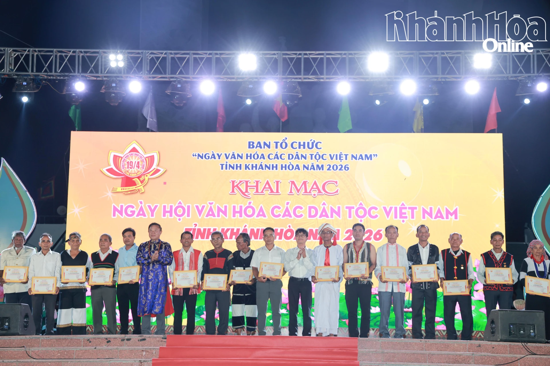 Tuyên dương các già làng, người có uy tín, nghệ nhân có nhiều đóng góp trong thực hiện chính sách dân tộc.

