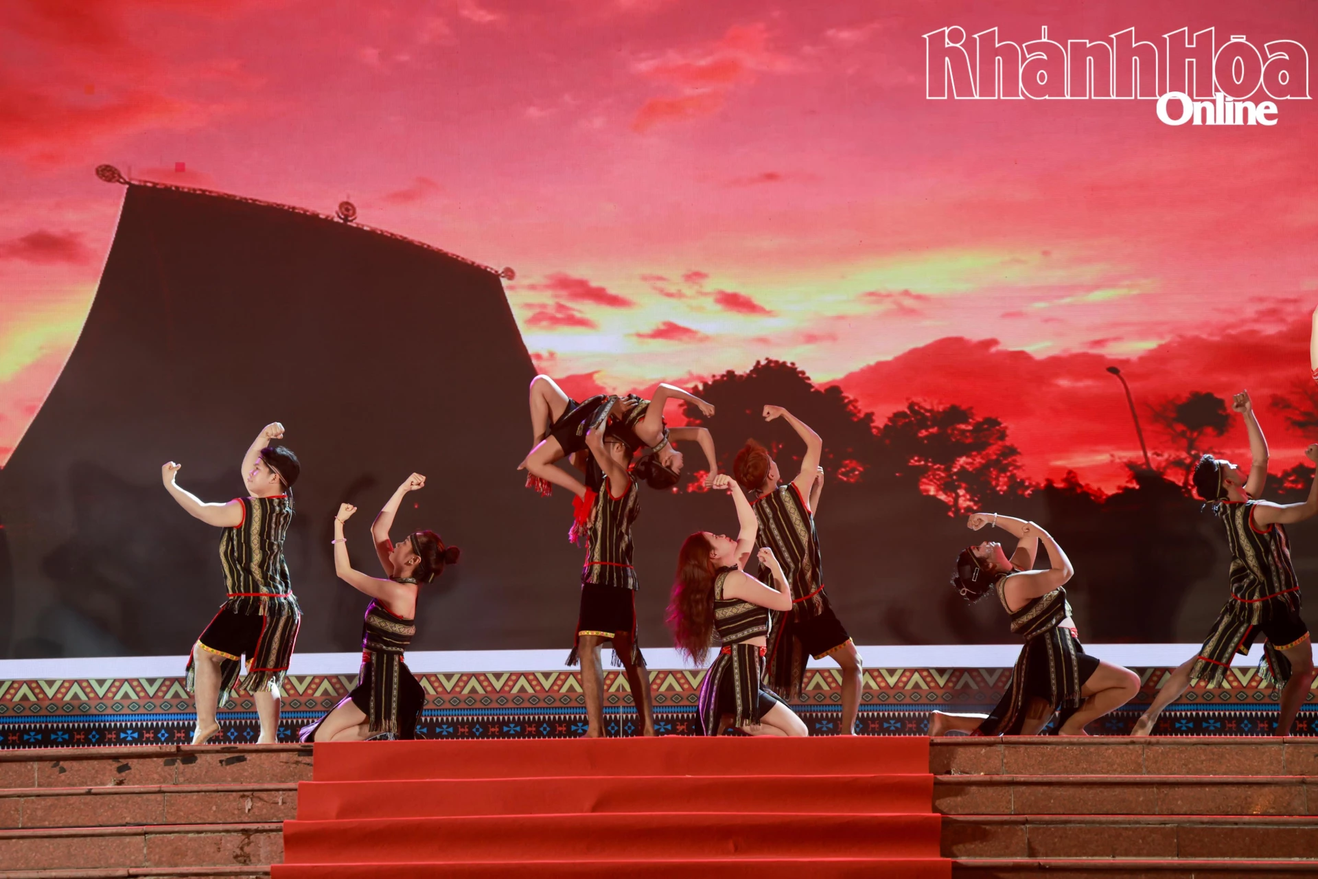 Tiết mục “Đêm hội cồng chiêng” do đoàn xã Khánh Vĩnh biểu diễn.