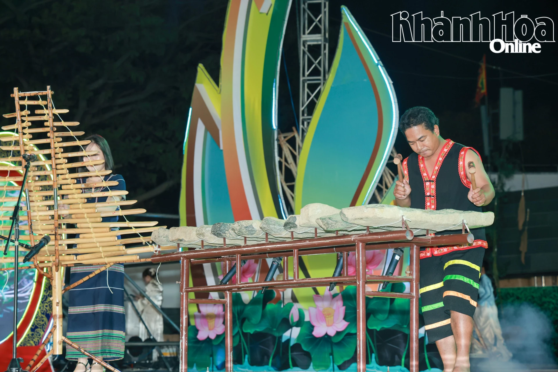 Hòa tấu đàn đá, đàn t’rưng “Rừng xanh vang tiếng ta lư” của đoàn xã Khánh Sơn biểu diễn.