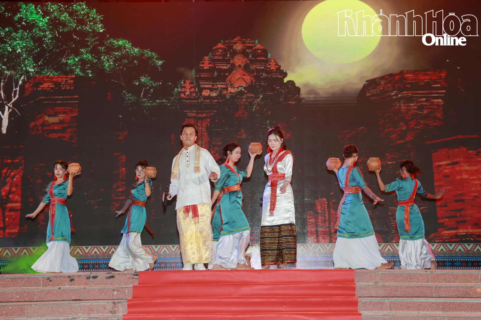 Tiết  mục song ca “Bến nước tình yêu” do đoàn xã Phước Hậu biểu diễn.