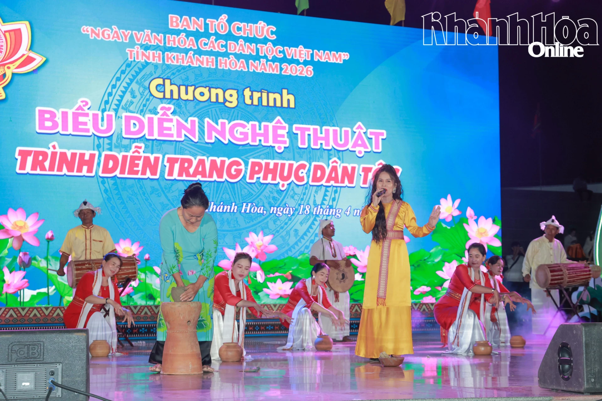 Tiết mục hát múa “Tình làng gốm” do đoàn xã Ninh Phước biểu diễn.