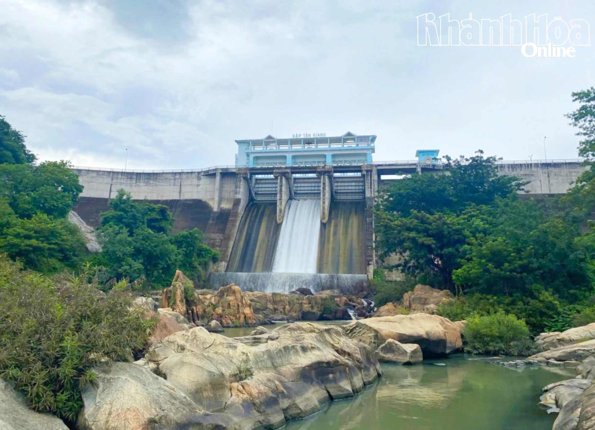 Hồ Tân Giang vận hành xả nước, tích hợp hệ thống quan trắc phục vụ điều tiết hiệu quả.