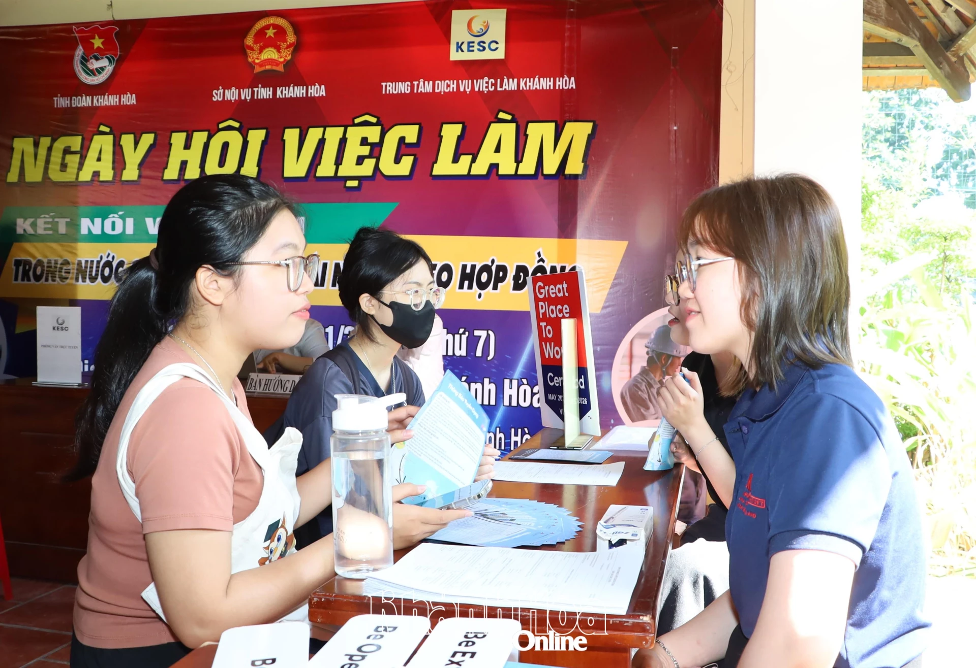 Các doanh nghiệp tư vấn, tuyển dụng lao động tại ngày hội việc làm năm 2026.