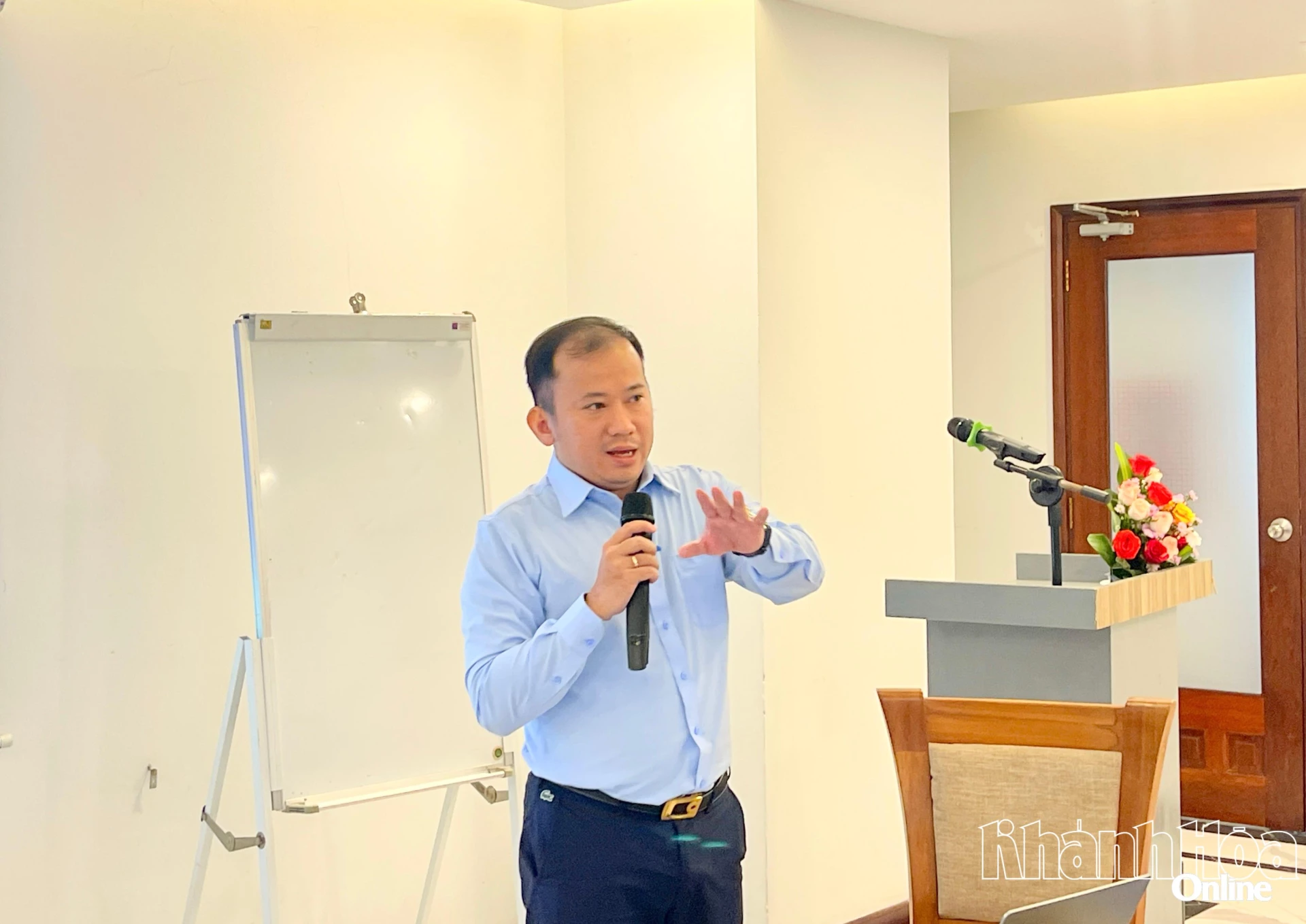 Nhà báo Nguyễn Phú Huân, biên tập viên Đài Tiếng nói Việt Nam (VOV) chia sẻ các chuyên đề tại lớp tập huấn. 