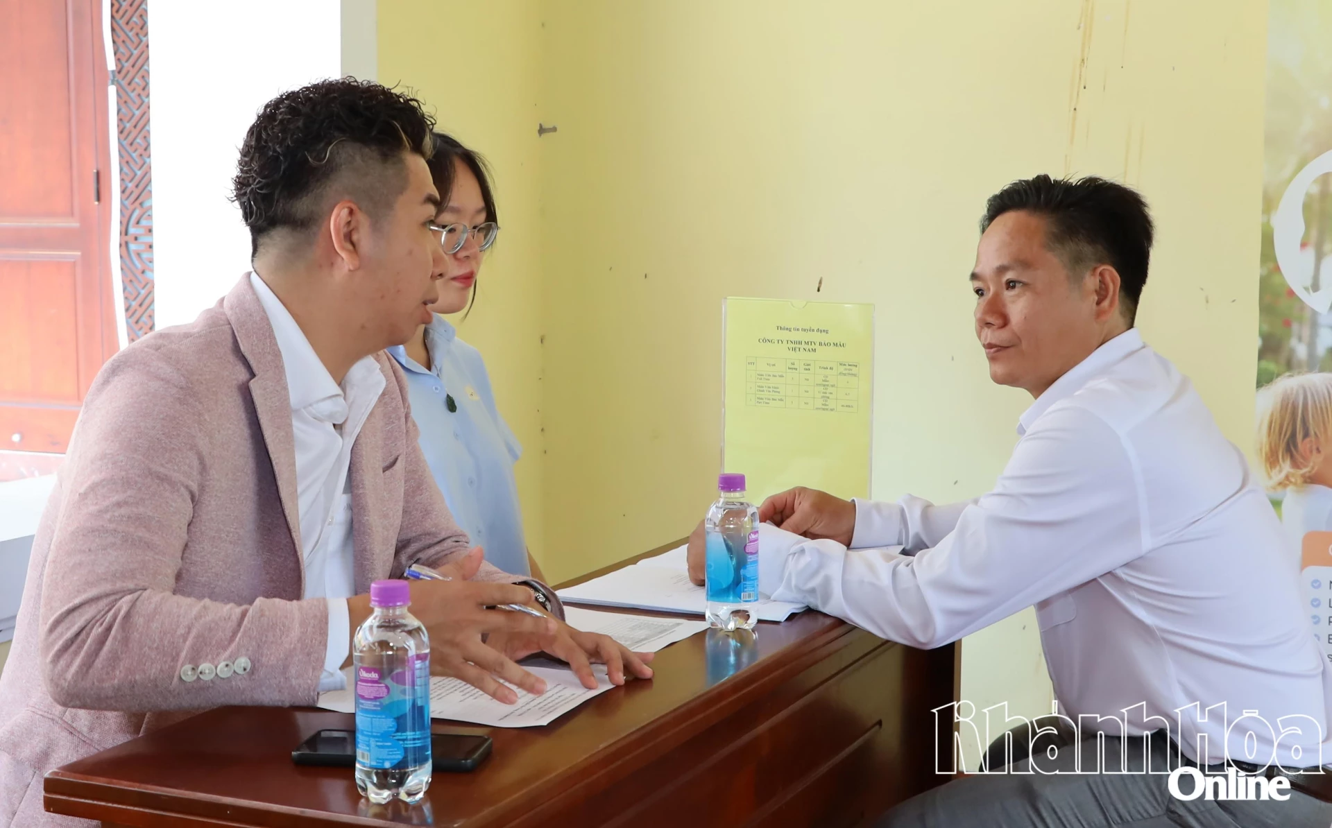 Đại diện các doanh nghiệp tư vấn, tuyển dụng lao động thông qua ngày hội việc làm tổ chức vào tháng 3-2026.