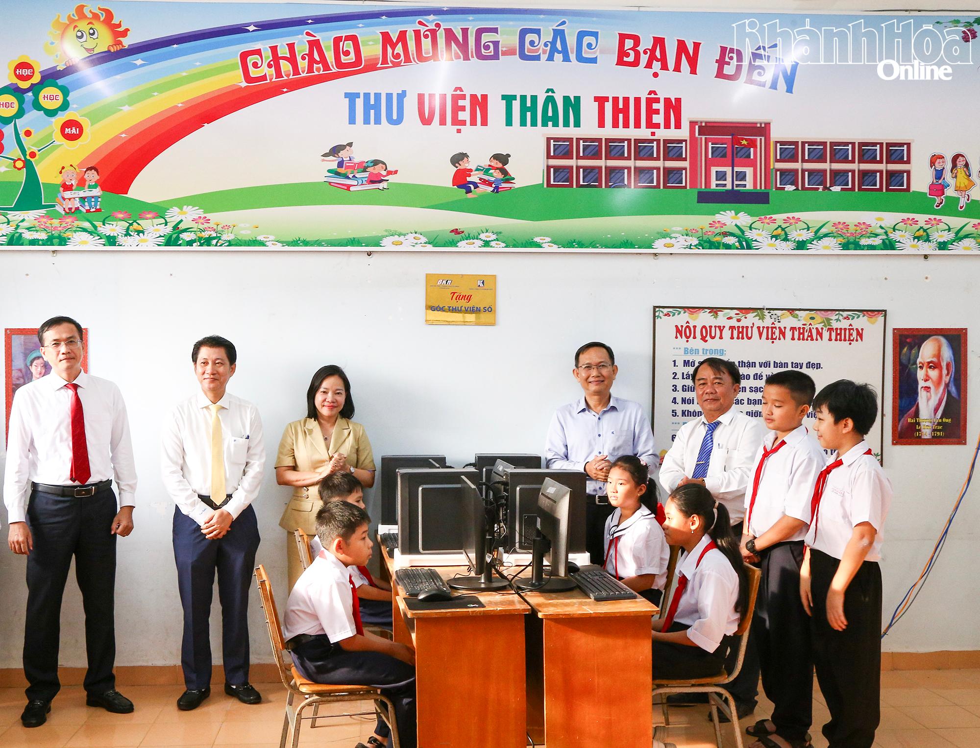 Bà Thái Thị Lệ Hằng - Giám đốc Báo và Phát thanh, Truyền hình Khánh Hòa cùng đại diện các đơn vị tặng góc thư viện số cho Trường Tiểu học Ninh Xuân.