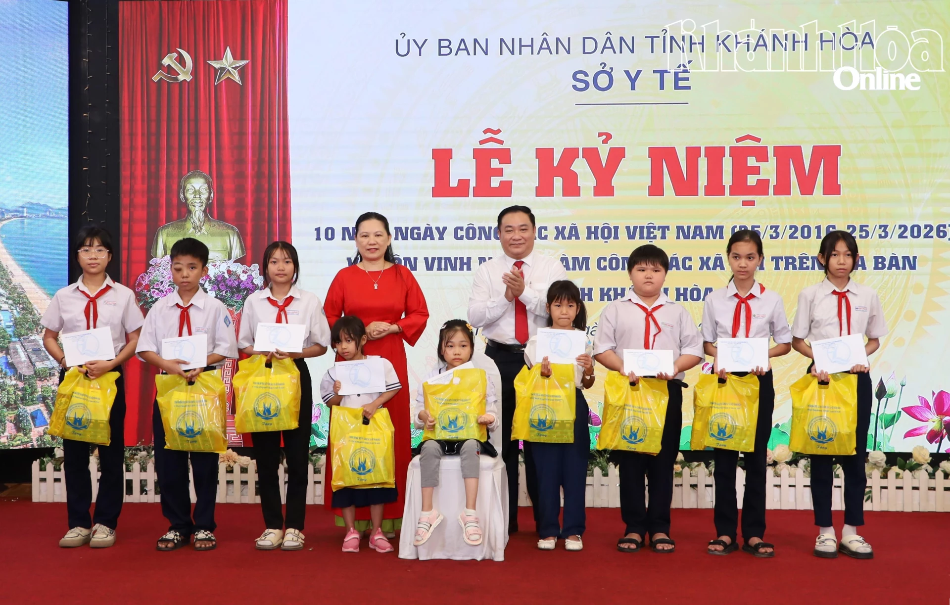 Lãnh đạo Ban Tuyên giáo và Dân vận Tỉnh ủy và Sở Y tế trao học bổng cho trẻ em có hoàn cảnh đặc biệt khó khăn, trong đó có em Đặng Việt Thiên Bình (ngồi ghế).
