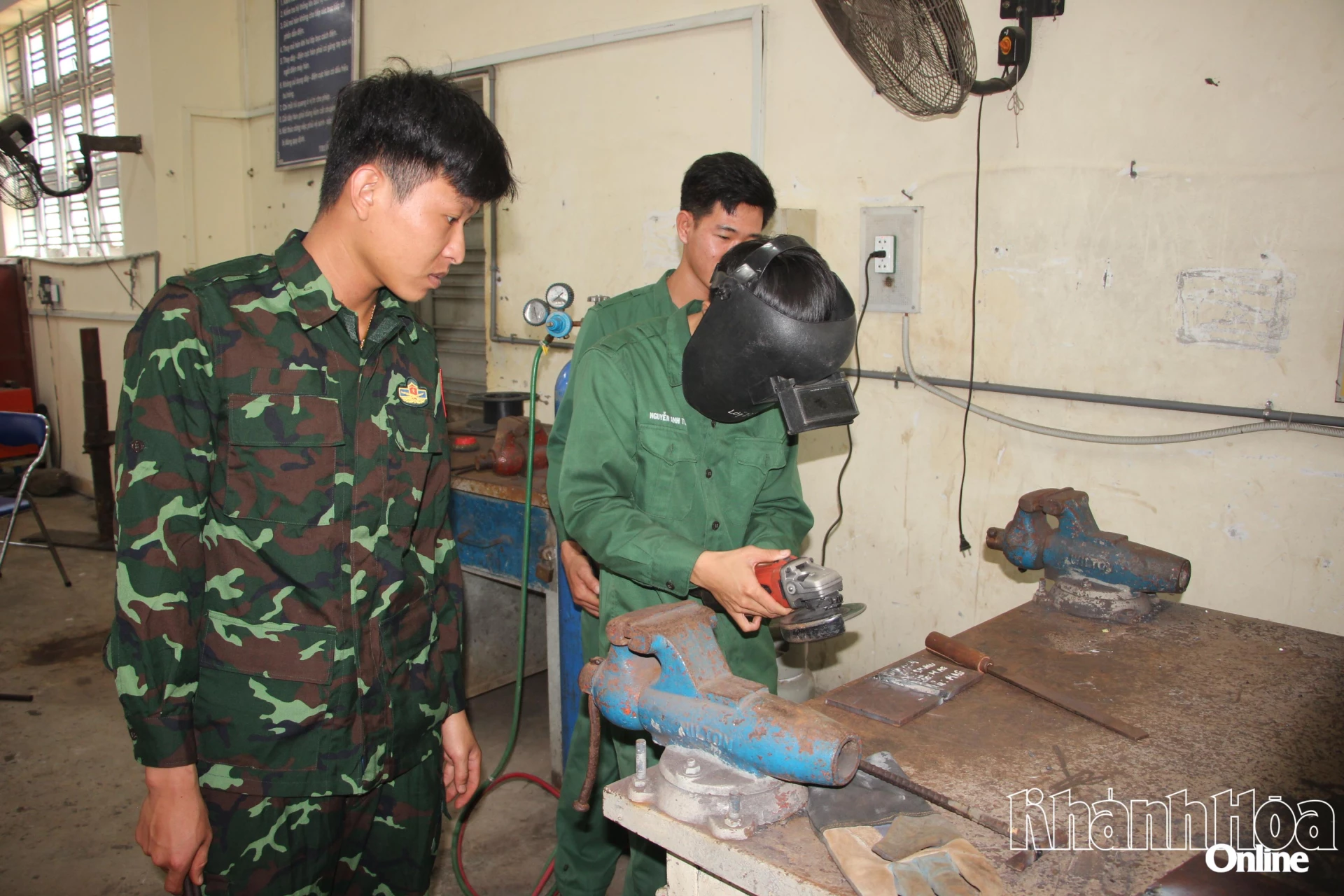 Dạy nghê hàn cho thanh niên hoàn thành nghĩa vụ quân sự tại phường Ninh Hòa.
