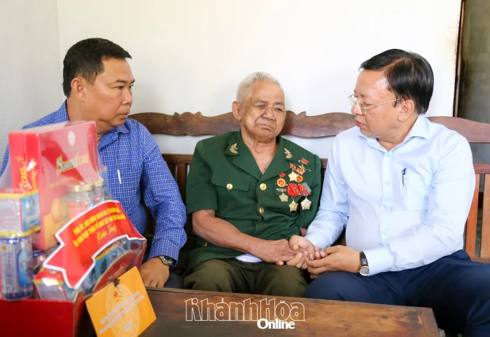 Phó Chủ tịch UBND tỉnh Lê Huyền thăm tặng quà Anh hùng Lực lượng vũ trang nhân dân Bo Bo Tới và bệnh binh Bo Bo Danh