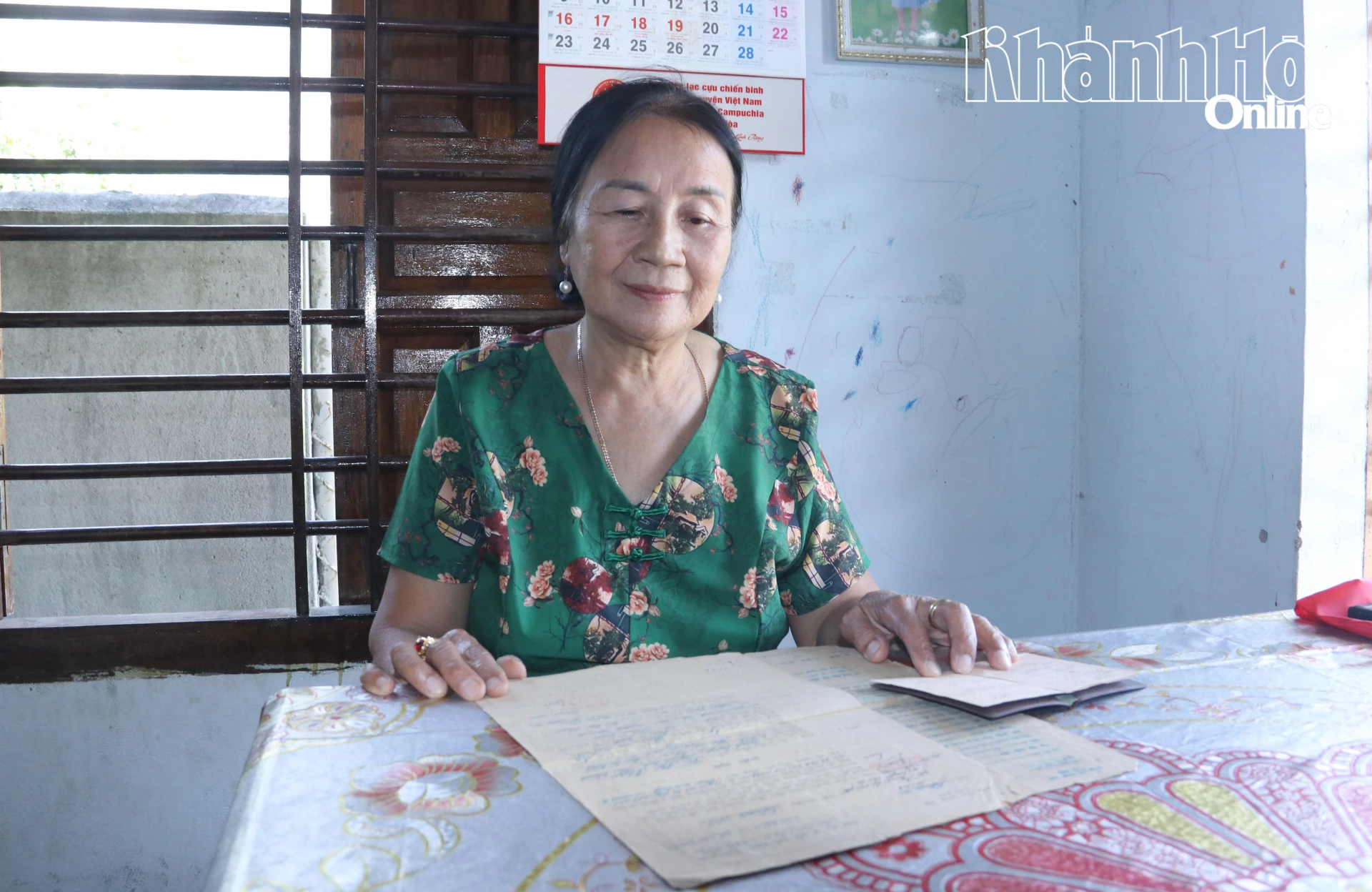 Bà Thao ôn lại ký ức qua những kỷ vật thời quân ngũ.