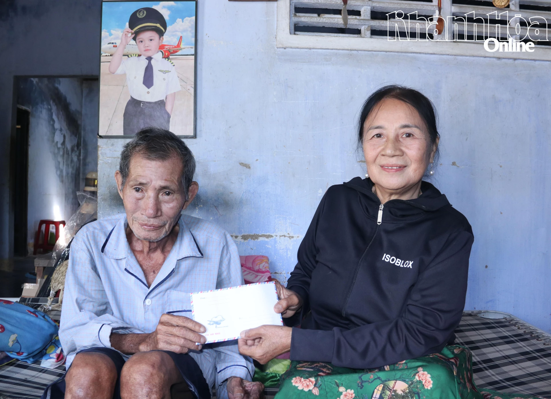 Bà Thao thăm hỏi, trao quà cho hội viên.