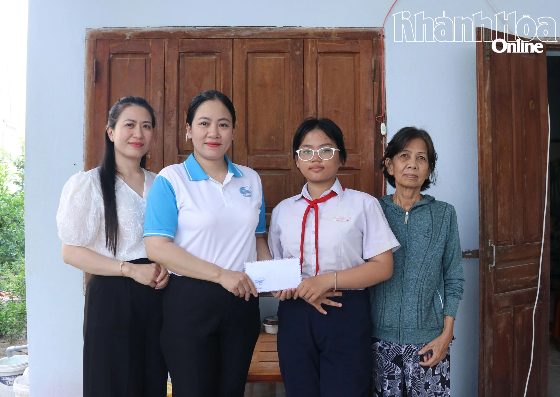 Lãnh đạo Hội Liên hiệp Phụ nữ phường Bắc Cam Ranh trao quà hỗ trợ cho em Trần Thiên An.