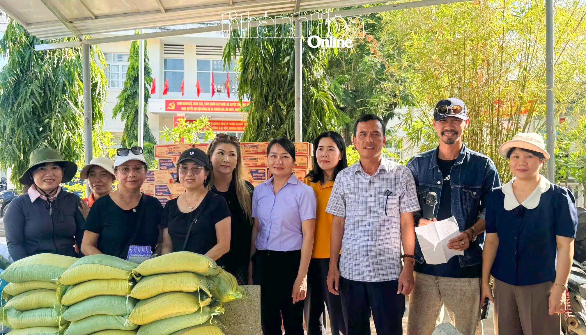 Xã Phước Hà trao 300 suất quà cho hộ cận nghèo nhân dịp 30-4