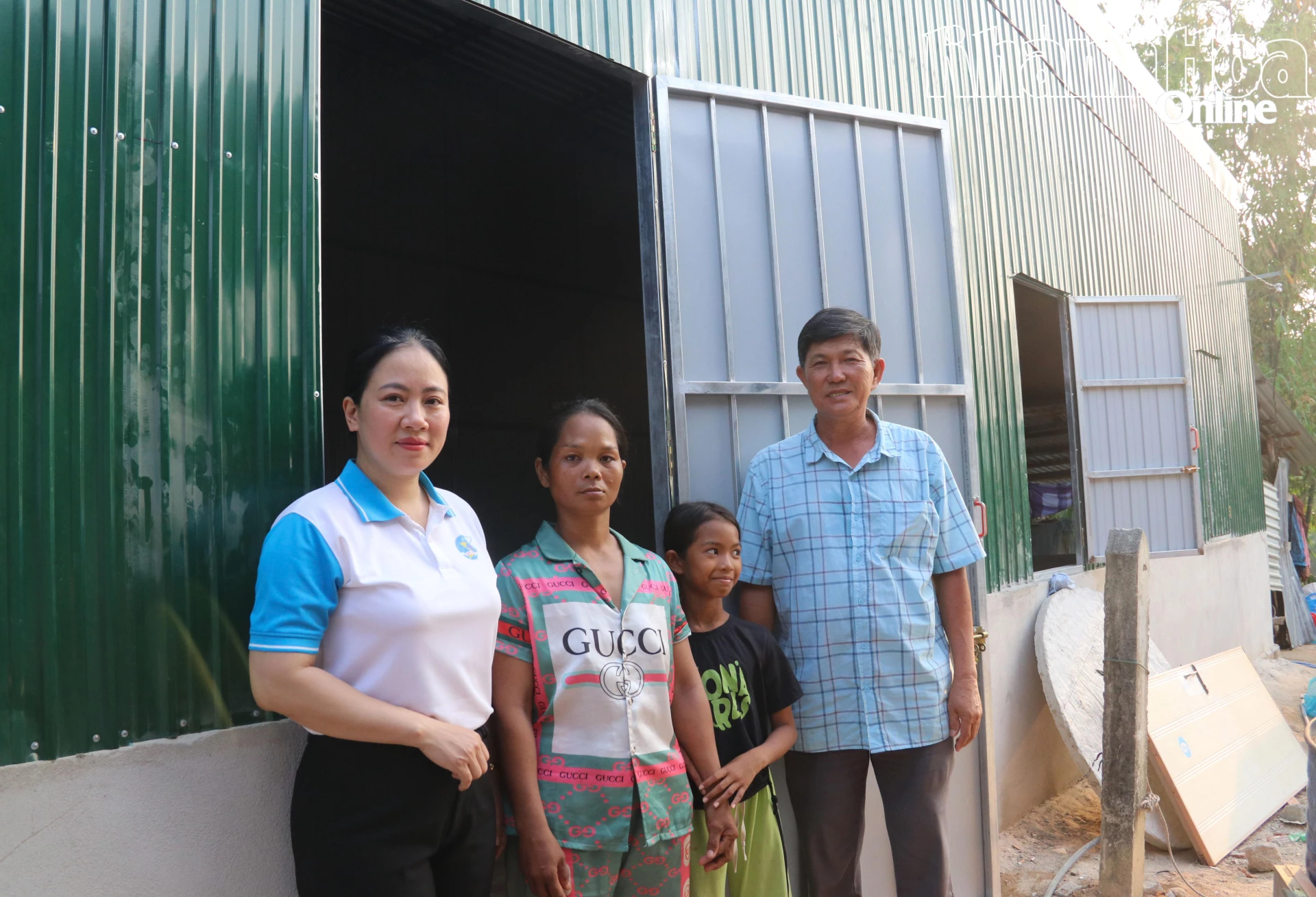 Lãnh đạo Hội Liên hiệp Phụ nữ phường Bắc Cam Ranh cùng tổ dân phố chia sẻ niềm vui với gia đình bà Bo Bo Thị Ngỡ (thứ 2 từ trái qua) bên ngôi nhà mới sửa chữa xong.