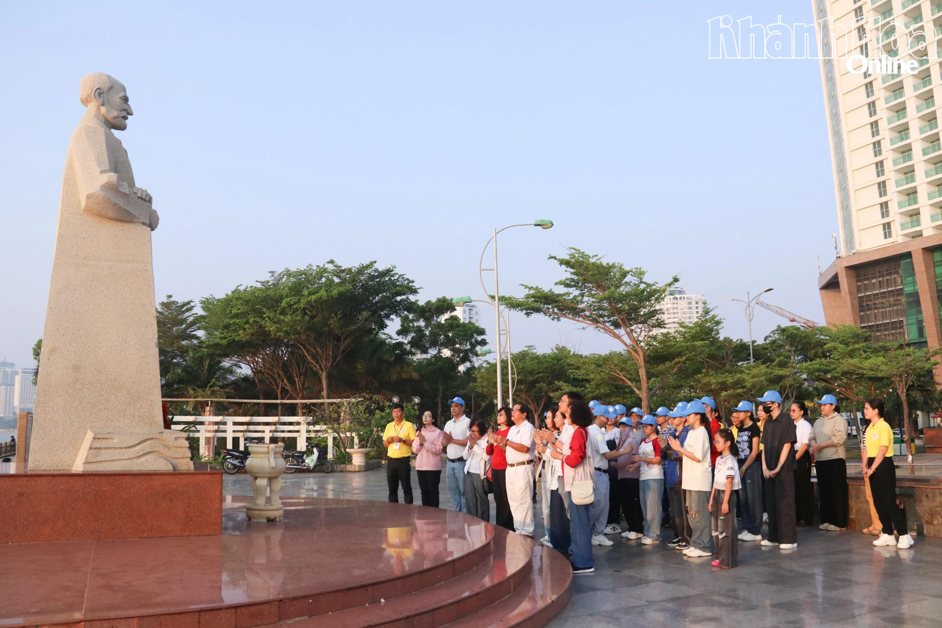 Các em học sinh dâng hương tại tượng đài A. Yersin ở Công viên tại tượng đài A. Yersin ở Công viên Yersin (phường Nha Trang).