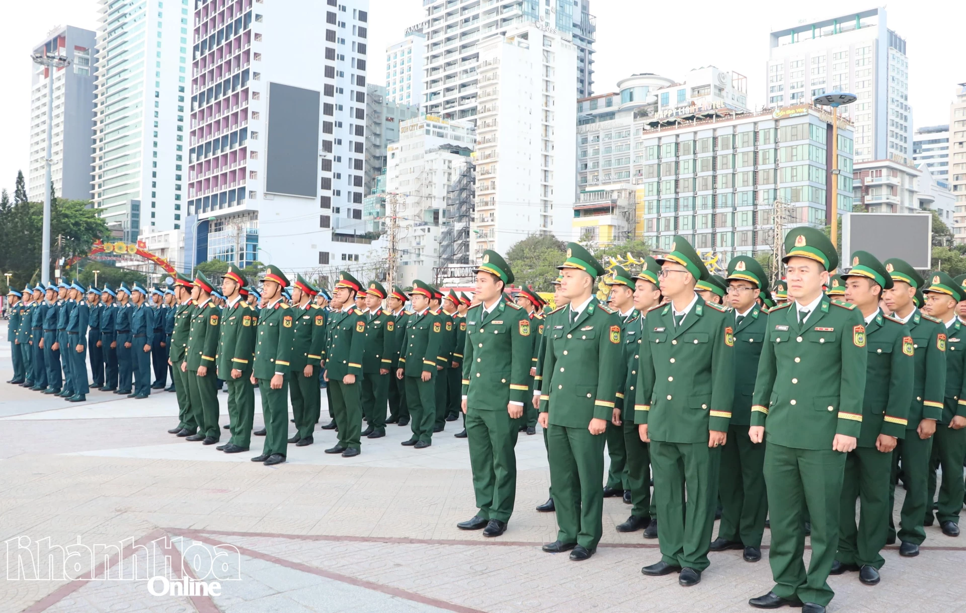 Các đơn vị lực lượng vũ trang tham gia lễ thượng cờ.