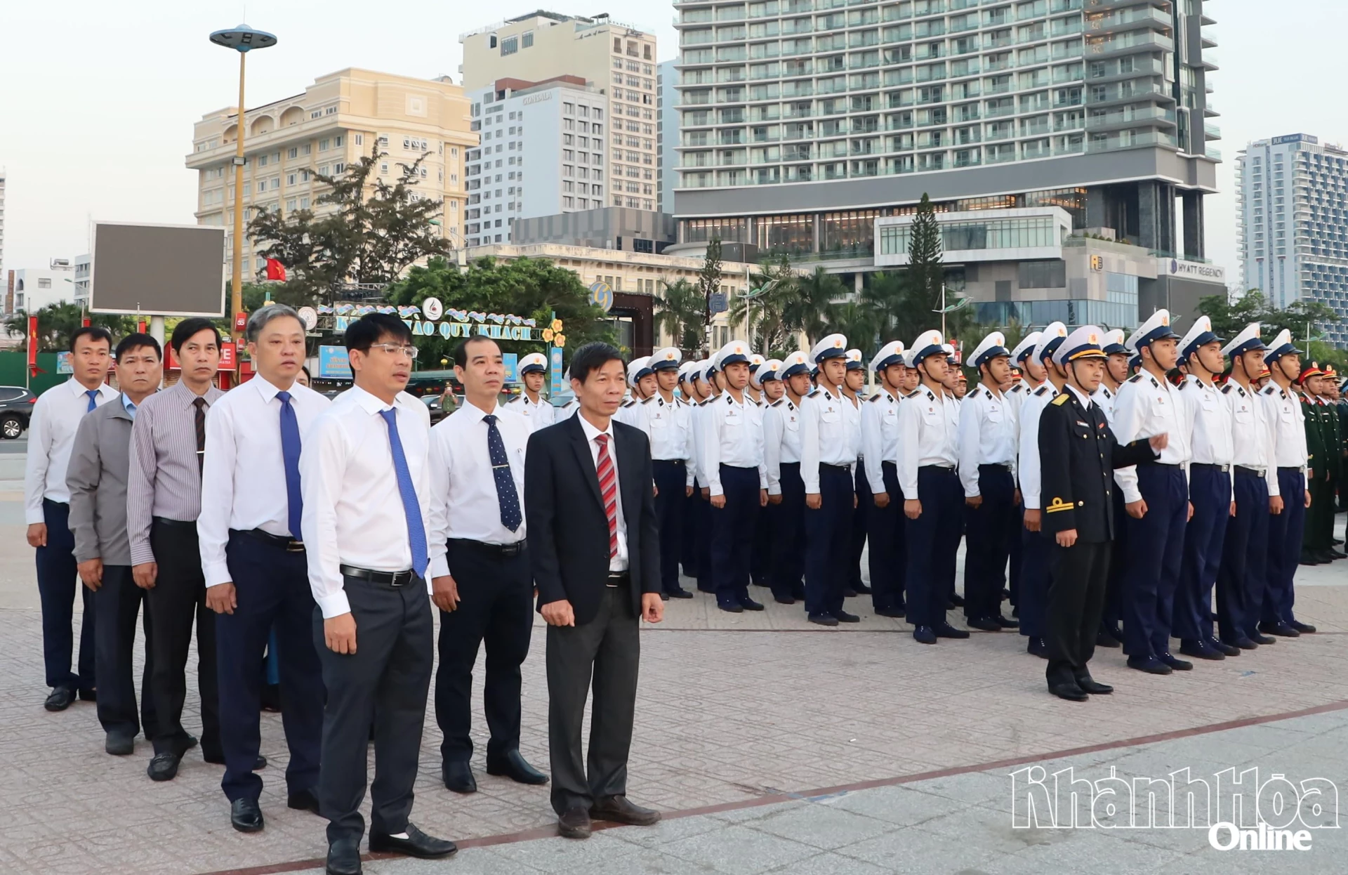 Đại biểu khu vực Nha Trang tham gia lễ thượng cờ.