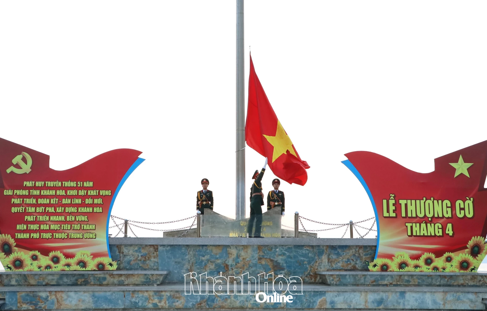 Thực hiện nghi thức thượng cờ.