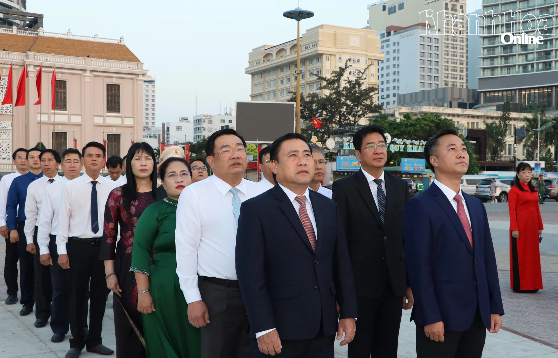 Đồng chí Lâm Đông và Nguyễn Việt Hùng cùng các đồng chí lãnh đạo tỉnh tham dự lễ thượng cờ.