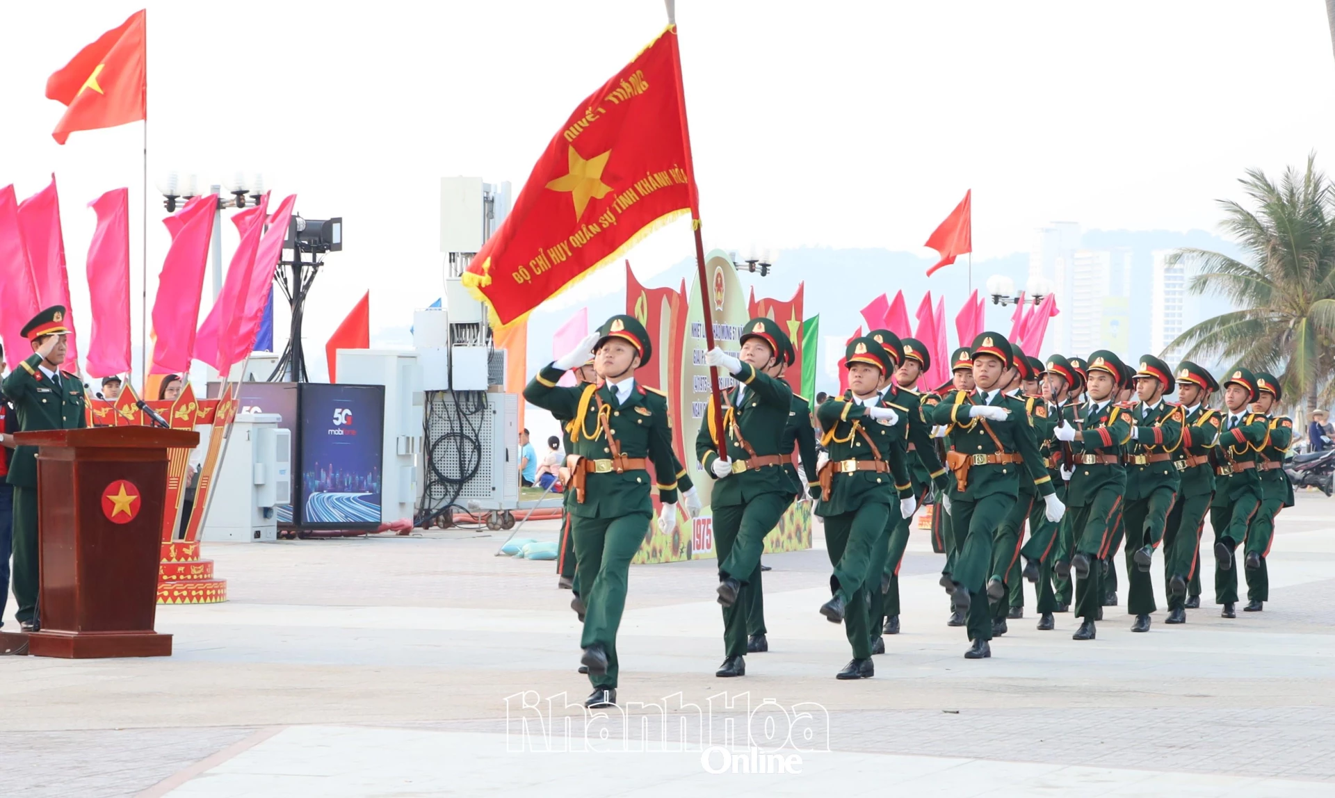 Duyệt đội nghi thức tại lễ thượng cờ.